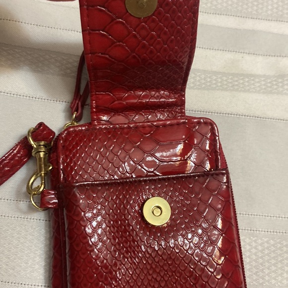 Red Croc Print Womens Wristlet Zippered Closure Wallet with Exterior Pocket - Picture 4 of 9